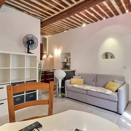 Апартаменты The Cassidaine Getaway Hyper Center Studio 2 Pers Каси