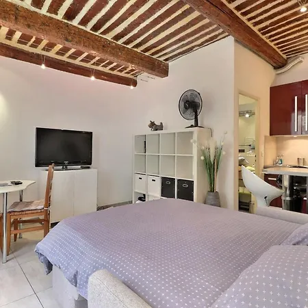 Апартаменты The Cassidaine Getaway Hyper Center Studio 2 Pers